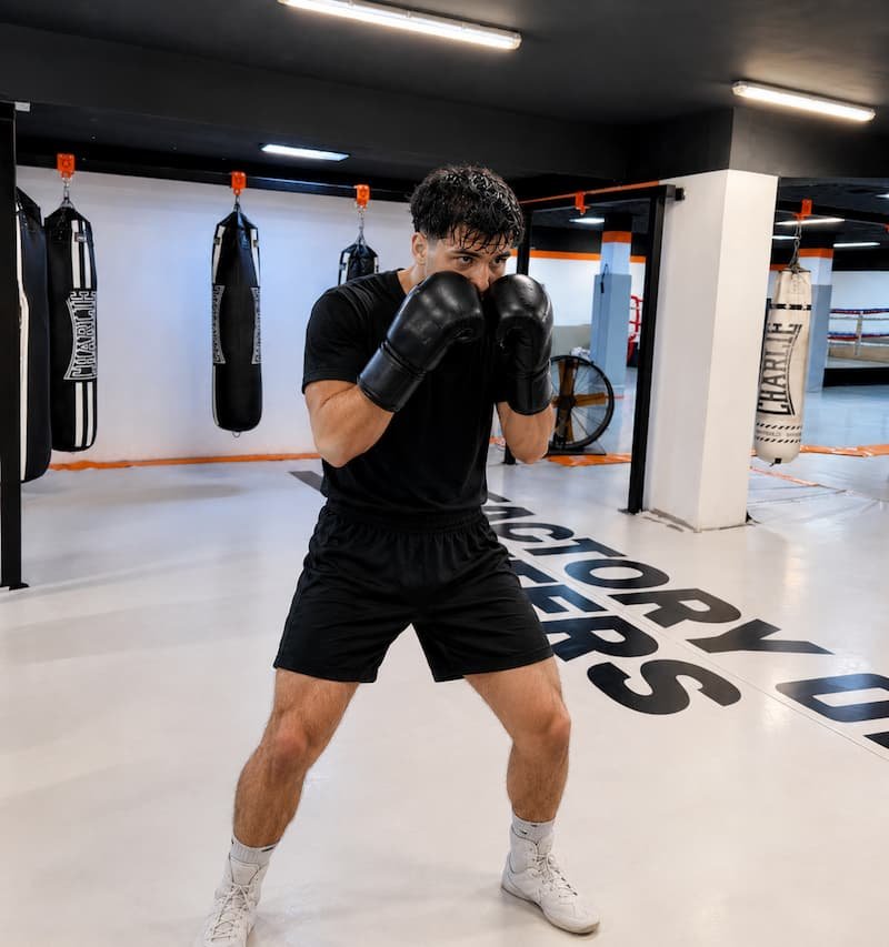 Boxeador manteniendo guardia alta durante sparring