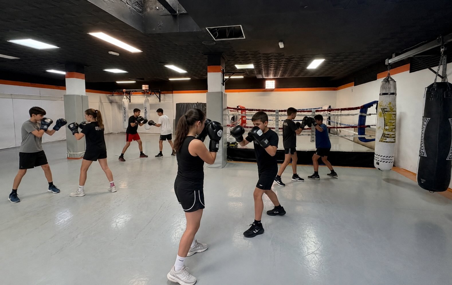 Niños entrenando técnica de boxeo en Factory of Fighters Vicálvaro