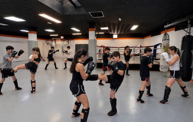 Niños entrenando técnica de kickboxing en Factory of Fighters Vicálvaro