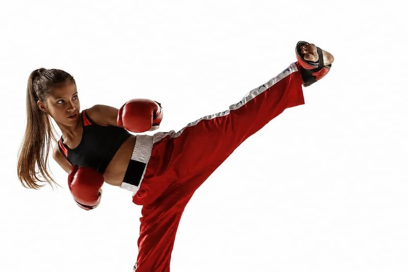 Detalle de técnica de kickboxing en clase juvenil de Factory of Fighters Vicálvaro